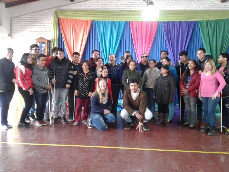 Jóvenes con discapacidad visual de Paraguay posando para la foto oficial.