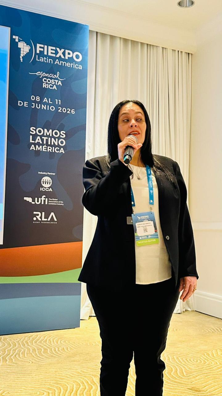 Galdys Sosteniendo un micrófono en FIEXPO